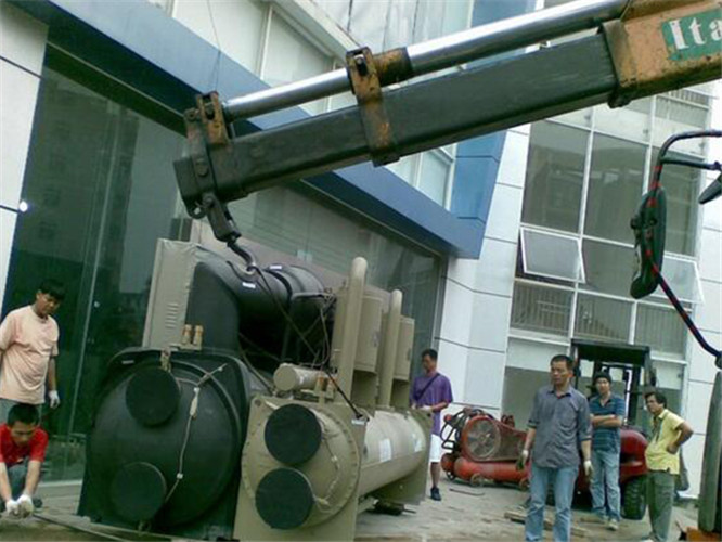 楚雄市随车吊和汽车吊的核心区别是什么？哪种更省钱？